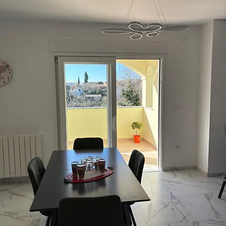 Appartamento Modern With Private Garden In Pola
