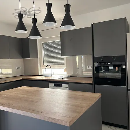 Appartamento Modern With Private Garden In Pola