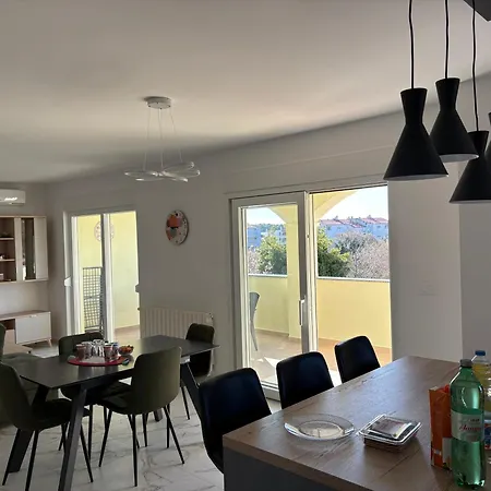 Modern With Private Garden In Pula