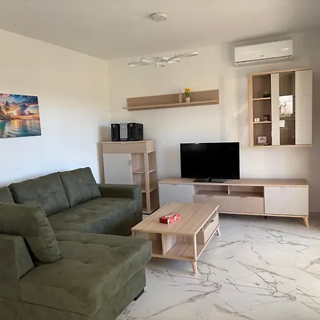 Modern With Private Garden In Appartamento Pola