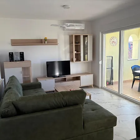 Modern With Private Garden In Pula