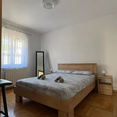 Modern With Private Garden In Appartamento Pola