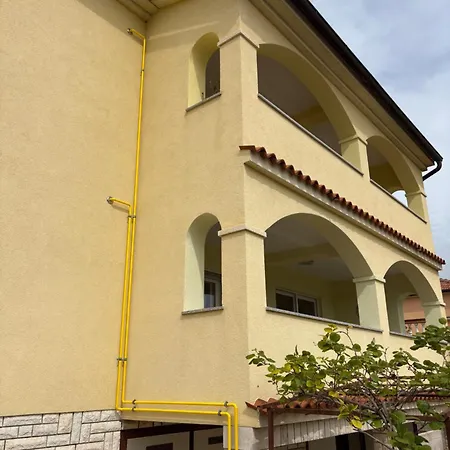 Modern With Private Garden In Pula