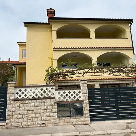 Appartamento Modern With Private Garden In Pola